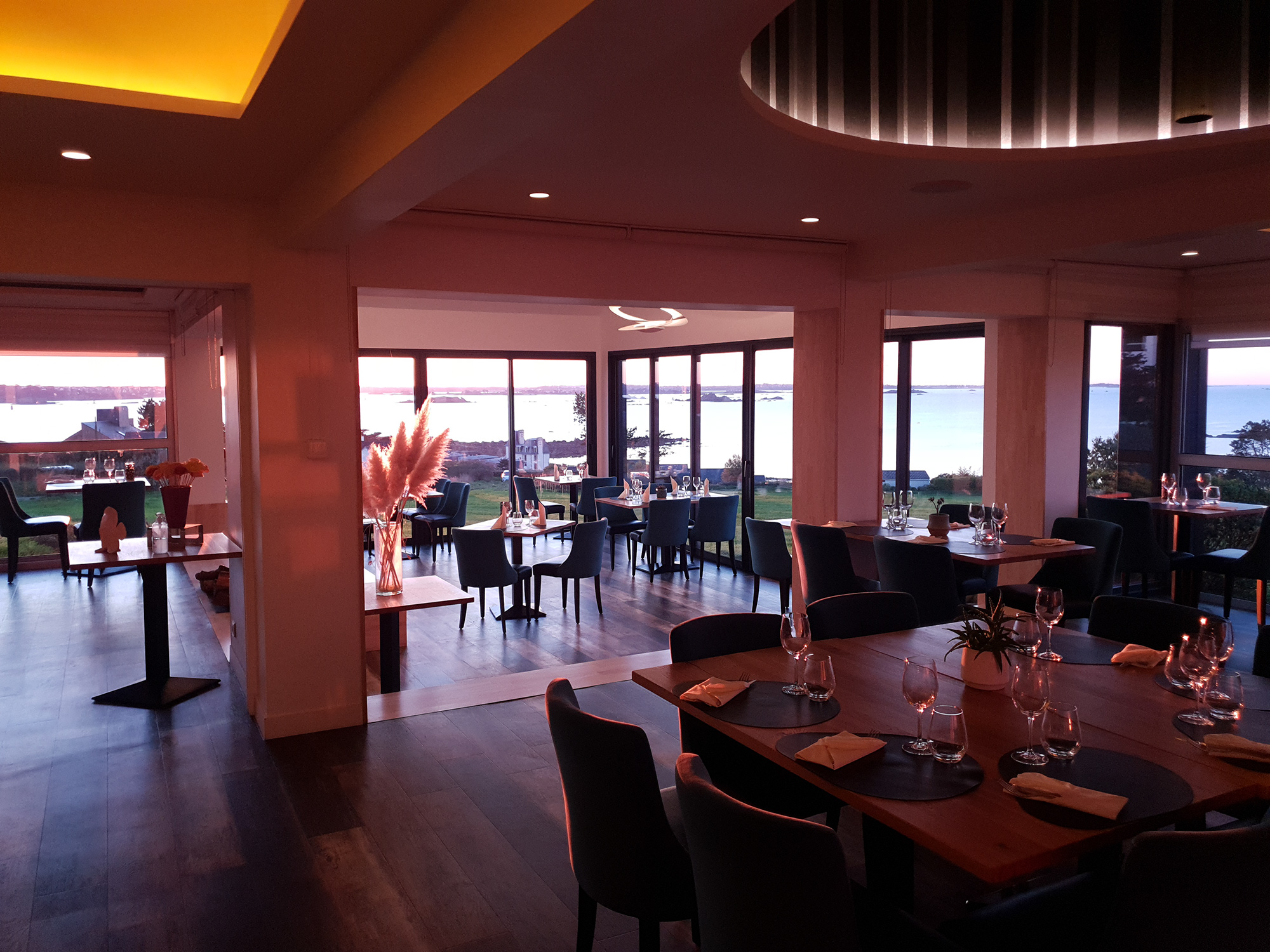 Salle panoramique au coucher de soleil sur la baie de Morlaix